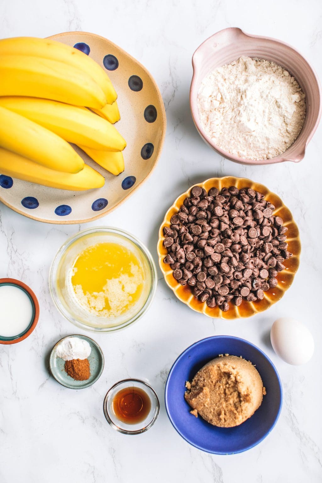 Bananas, melted butter, milk, flour, chocolate chips, cinnamon, baking powder, vanilla extract and an egg.